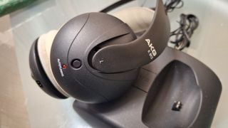 Cascos inalámbricos para cargar en su base.