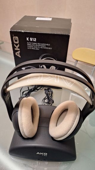 Cascos inalámbricos para cargar en su base.