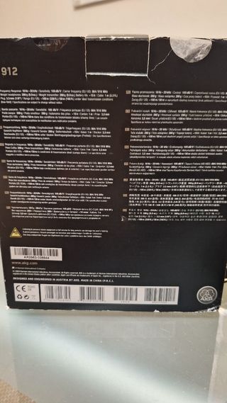 Cascos inalámbricos para cargar en su base.