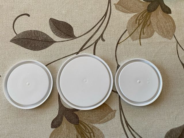 Tre coperchi a pressione nuovi