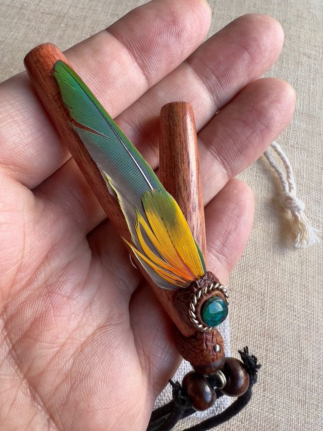 Kuripe proyector de madera con pluma