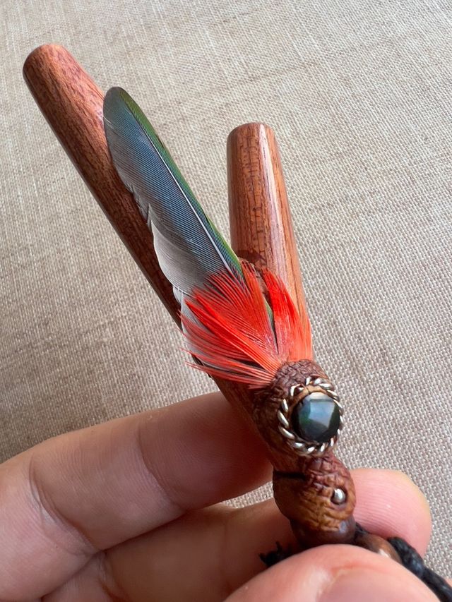Kuripe proyector de madera con pluma