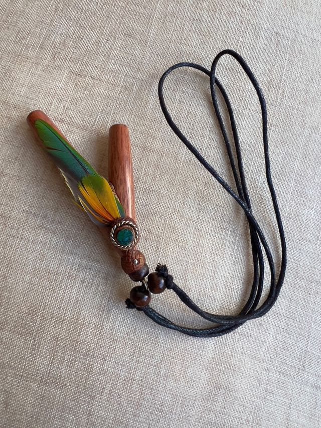 Kuripe proyector de madera con pluma