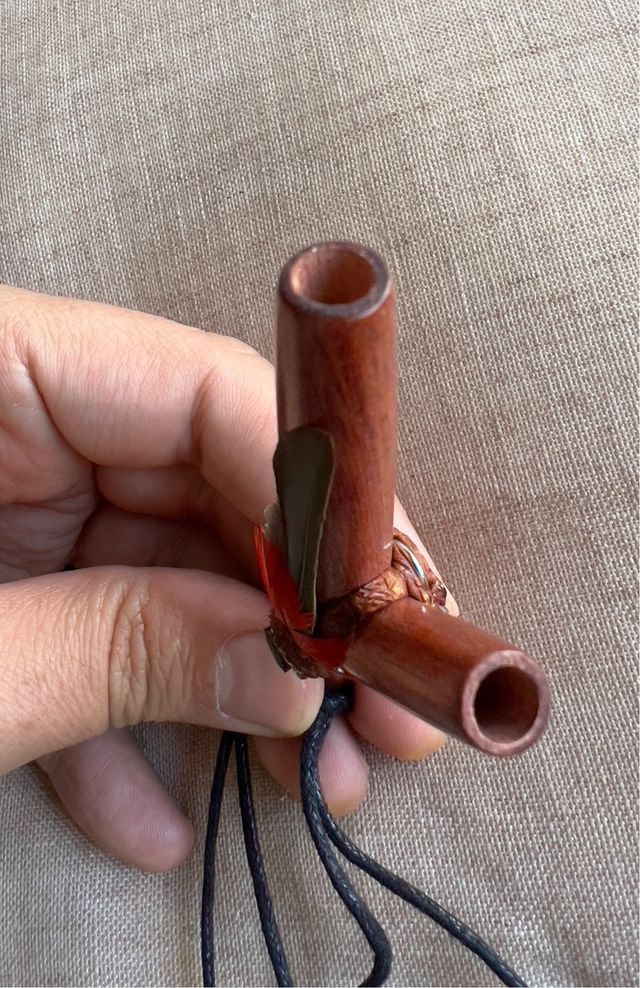 Kuripe proyector de madera con pluma