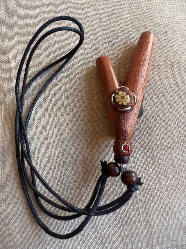 Kuripe proyector de madera con pluma