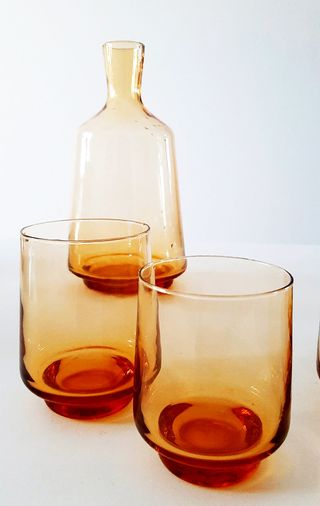 Set bicchieri con bottiglia in vetro ambrato