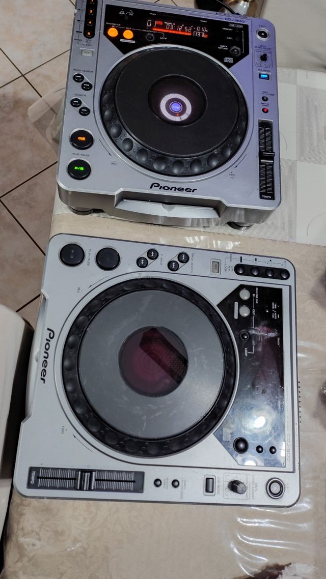 CDJ 800