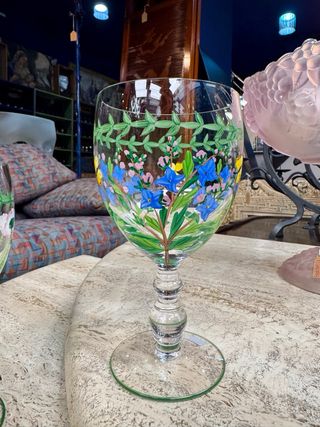 Copa de vino antigua pintada a mano