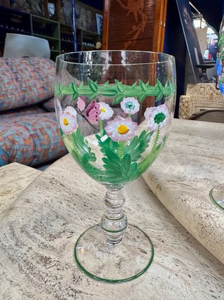 Copa de vino antigua pintada a mano