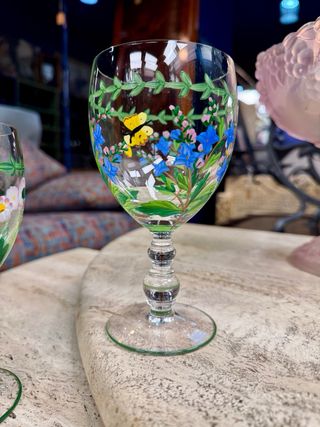 Copa de vino antigua pintada a mano