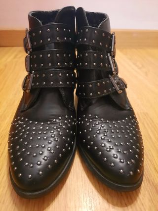 Botines tachuelas