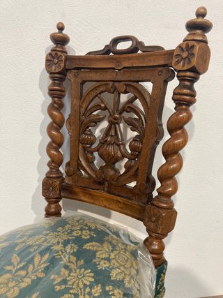 Antigua silla tallada restaurada