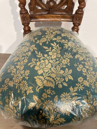 Antigua silla tallada restaurada