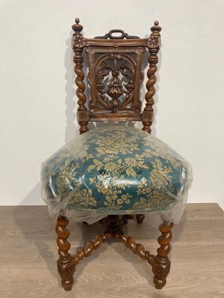 Antigua silla tallada restaurada