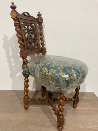 Antigua silla tallada restaurada