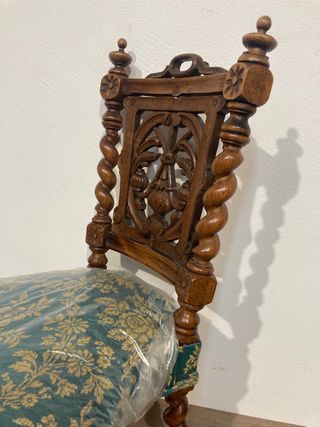 Antigua silla tallada restaurada