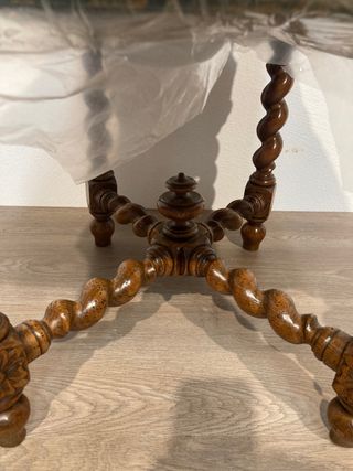 Antigua silla tallada restaurada