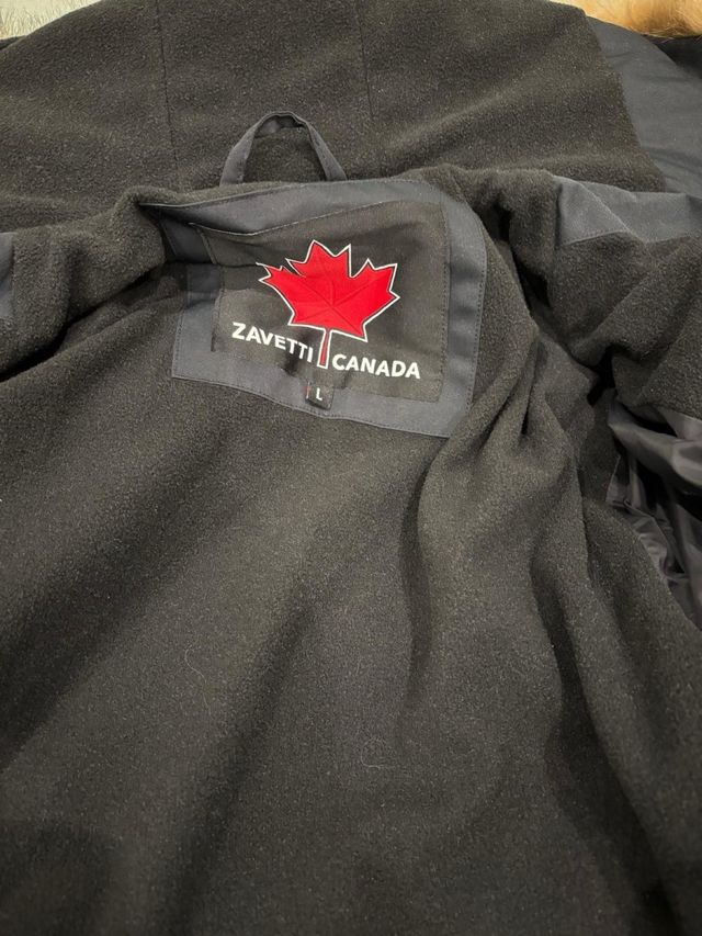 Chaqueta zavetti negra con gorro