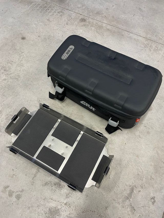 BOLSA CARGO 20L. EXPANDIBLE + PLACA SOPORTE