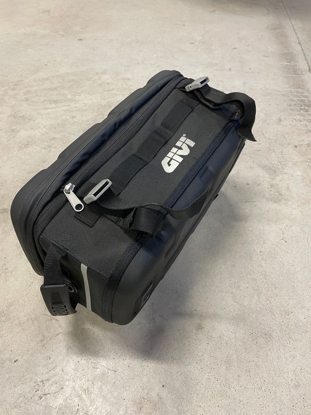 BOLSA CARGO 20L. EXPANDIBLE + PLACA SOPORTE