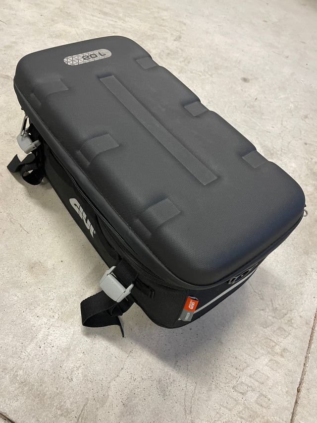 BOLSA CARGO 20L. EXPANDIBLE + PLACA SOPORTE