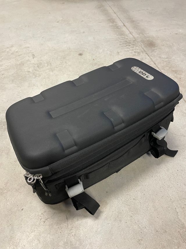 BOLSA CARGO 20L. EXPANDIBLE + PLACA SOPORTE