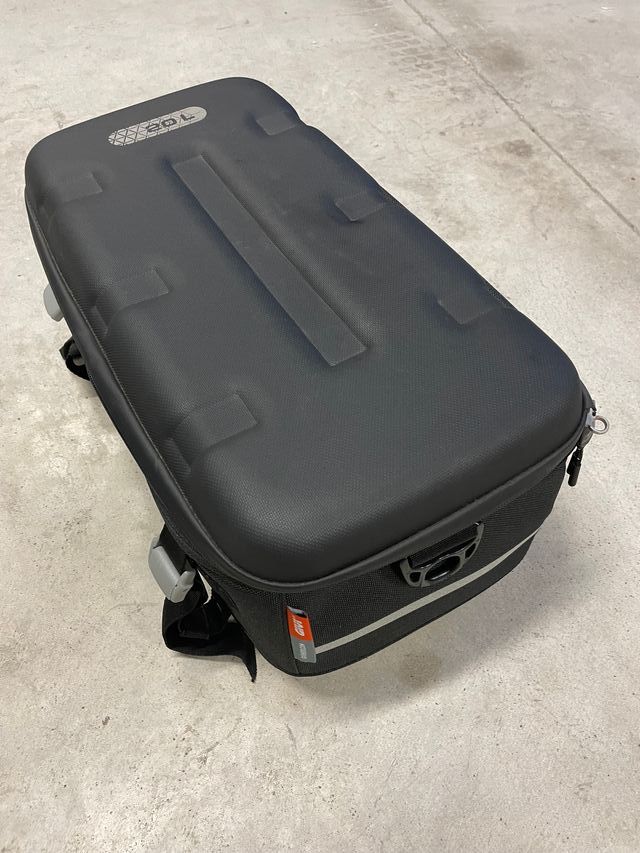 BOLSA CARGO 20L. EXPANDIBLE + PLACA SOPORTE