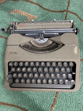 Antigua máquina de escribir MONTANA LUXE