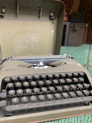 Antigua máquina de escribir MONTANA LUXE