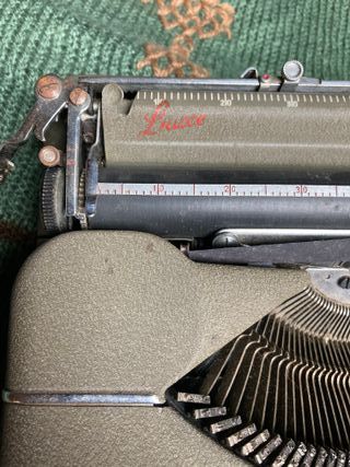 Antigua máquina de escribir MONTANA LUXE