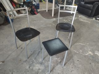 Lote 2 sillas más taburete.