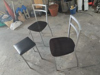 Lote 2 sillas más taburete.