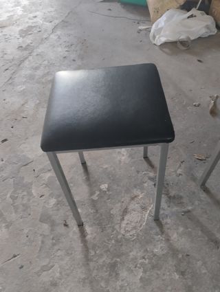 Lote 2 sillas más taburete.