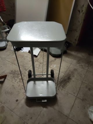 Mesas ,sillas ,cubos 