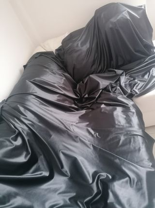 Tessuto scampolo di raso nero elasticizzato