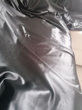 Tessuto scampolo di raso nero elasticizzato