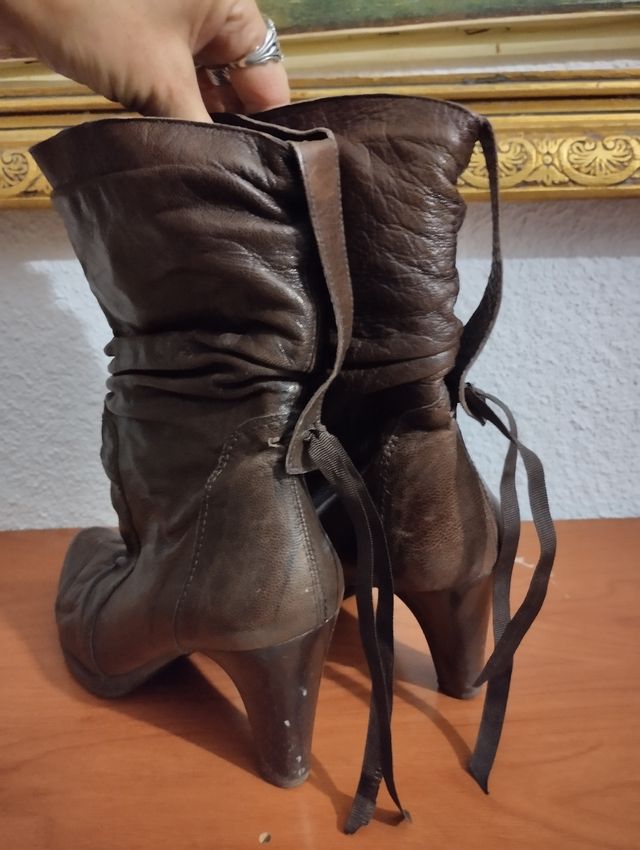 Bota baja marrón con tacón