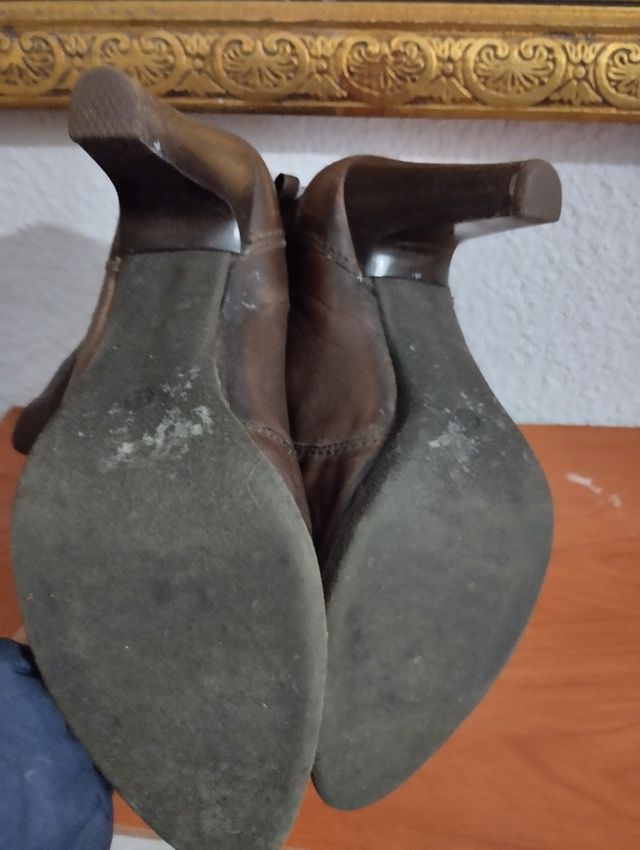 Bota baja marrón con tacón