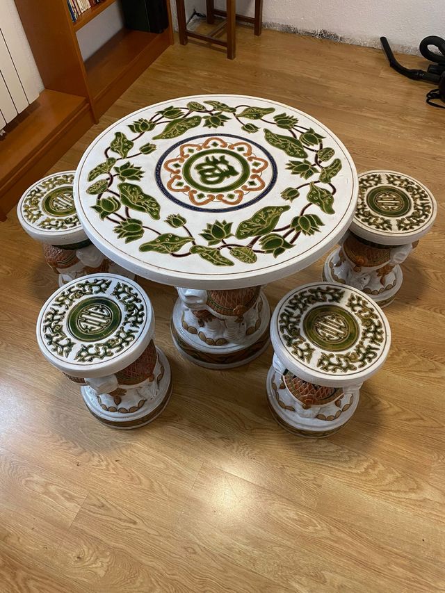 Mesa con taburetes para jardín