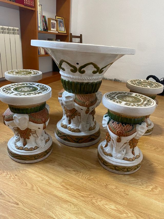 Mesa con taburetes para jardín