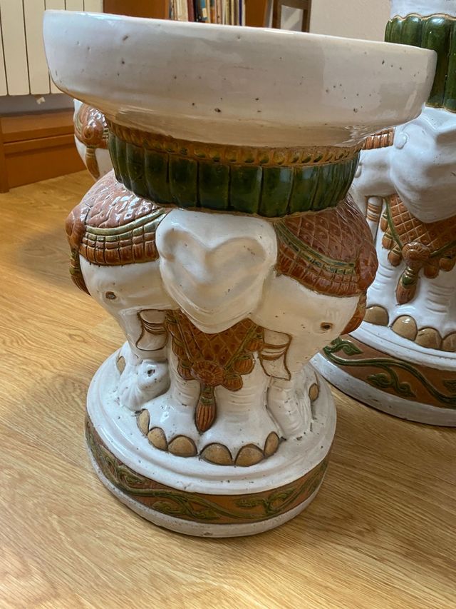 Mesa con taburetes para jardín