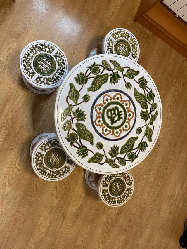 Mesa con taburetes para jardín