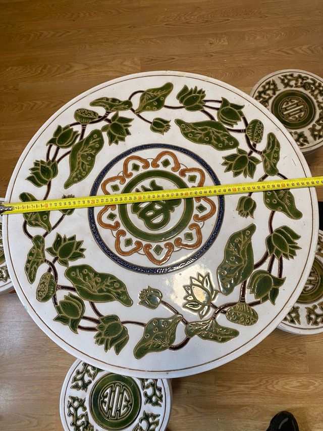 Mesa con taburetes para jardín