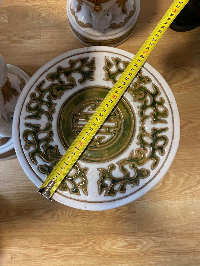 Mesa con taburetes para jardín