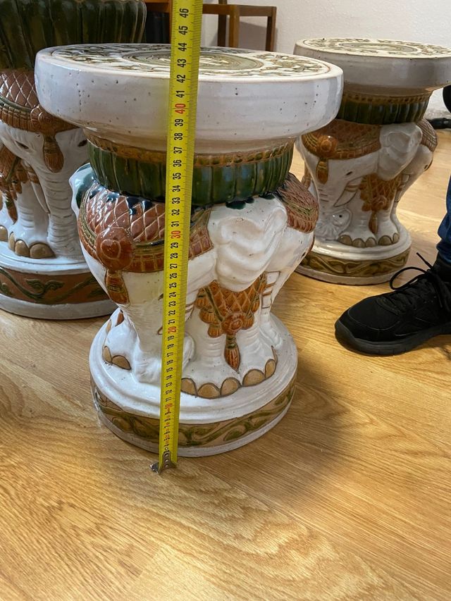 Mesa con taburetes para jardín