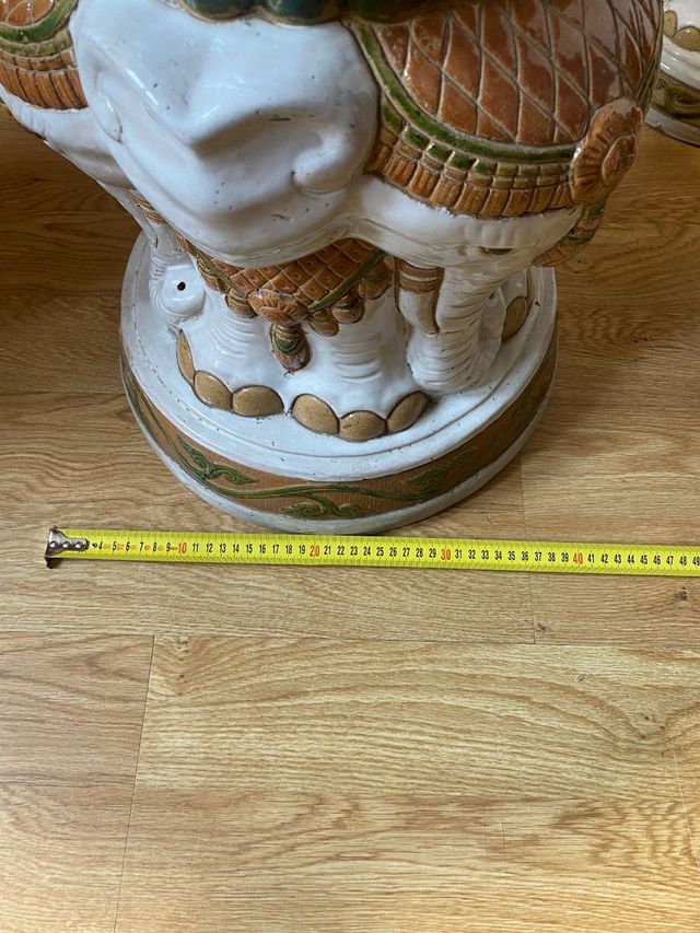 Mesa con taburetes para jardín