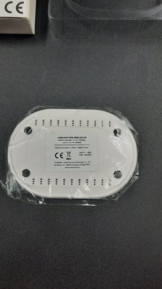 Carica Batterie WIRELESS, con cavo usb incluso.