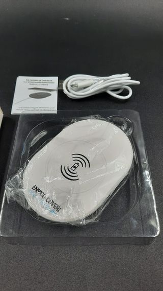 Carica Batterie WIRELESS, con cavo usb incluso.