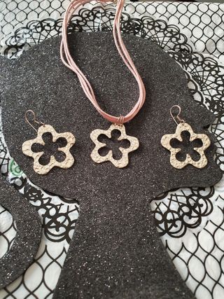Colgante y pendientes de flor en plata