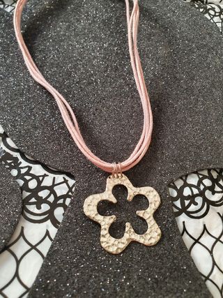 Colgante y pendientes de flor en plata